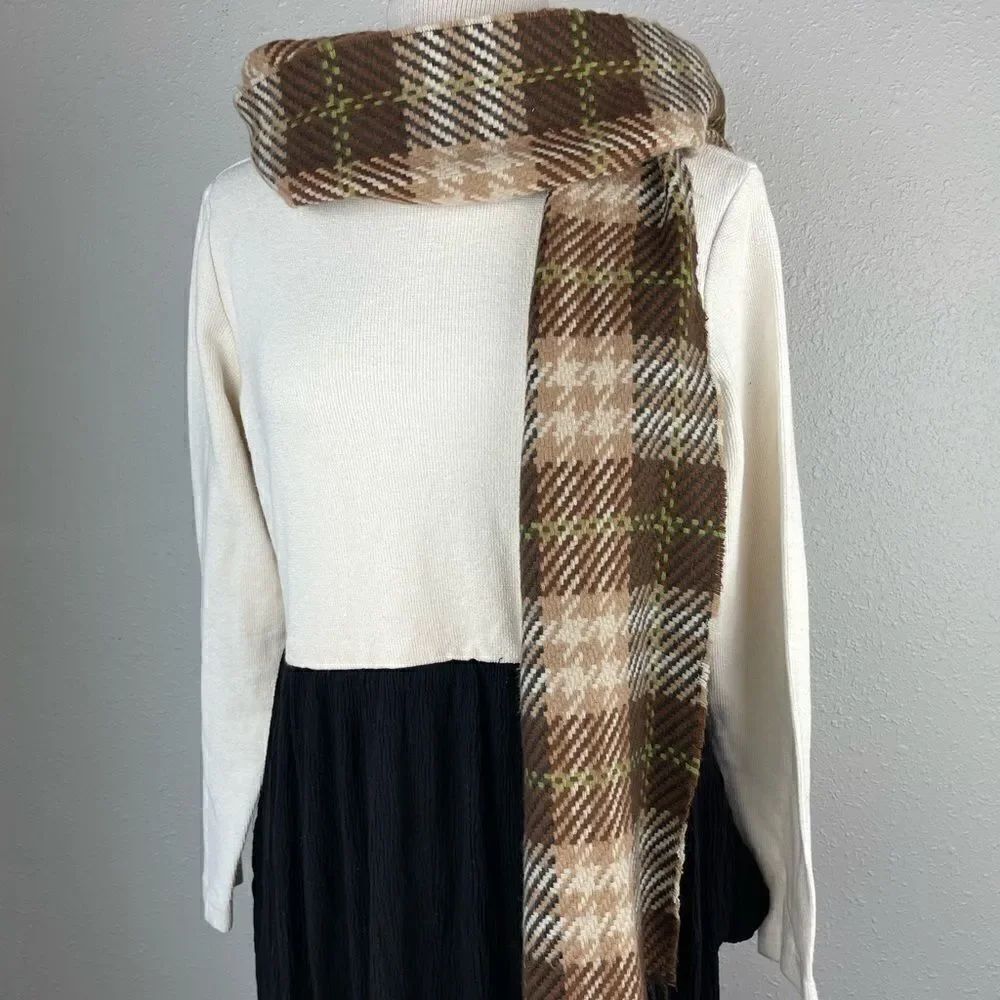 D&Y
Softer than Cashmere Scarf EUC